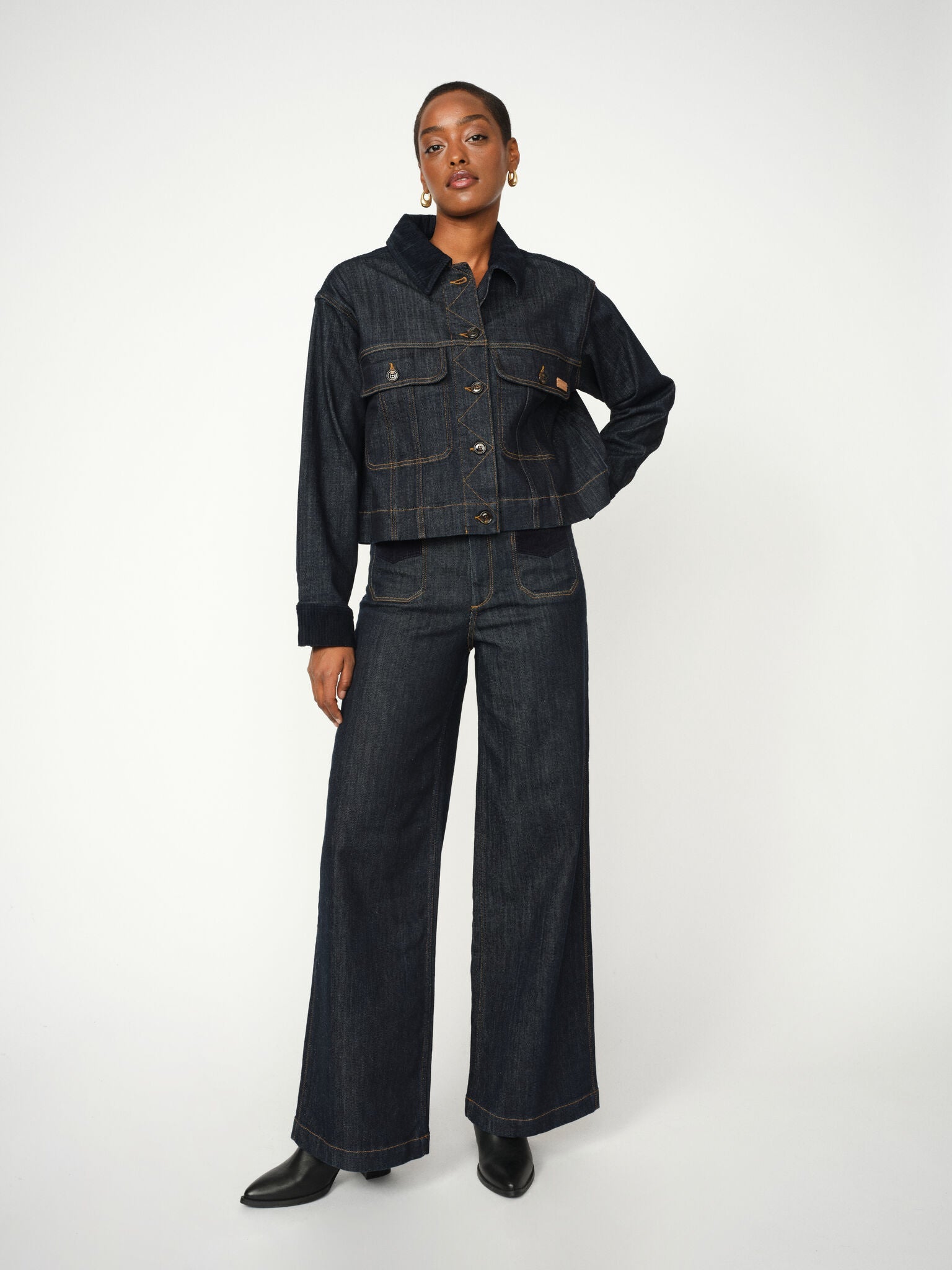 Modelshot / Dark Blue / Detail